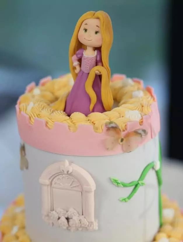 Juliano Cazarré exibe bolo de aniversário da filha