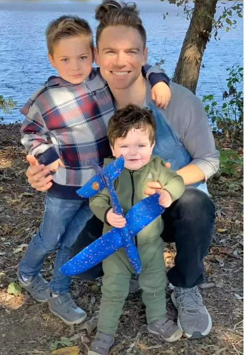 Dylan com duas das crianças das quais é pai biológico