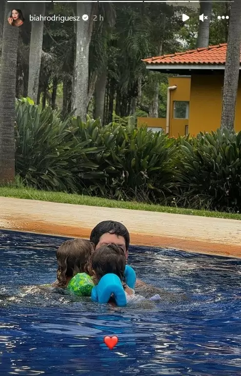 Sorocaba surge com seus dois filhos na piscina da fazenda