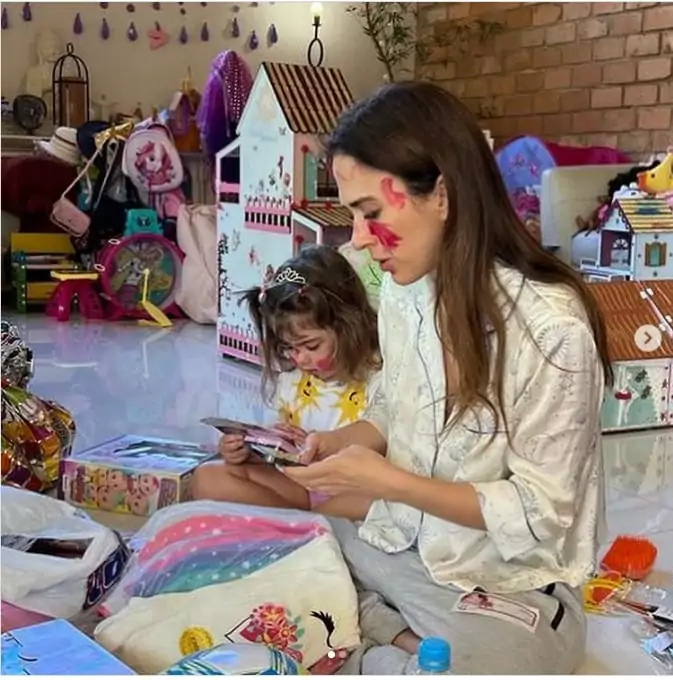 Tatá Werneck encanta surgir com sua filha e a coleção de brinquedos dela e impressiona