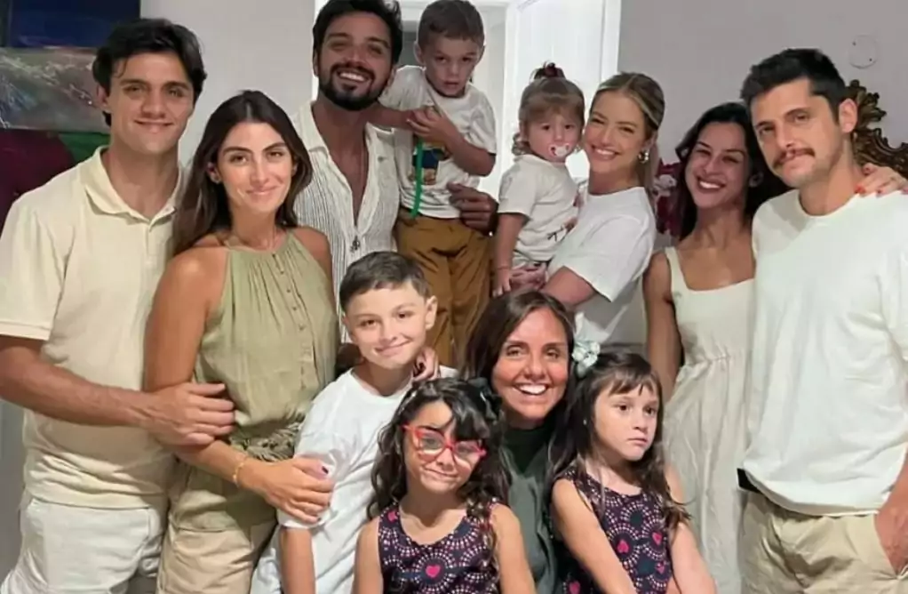 Agatha Moreira com a família de Rodrigo Simas 