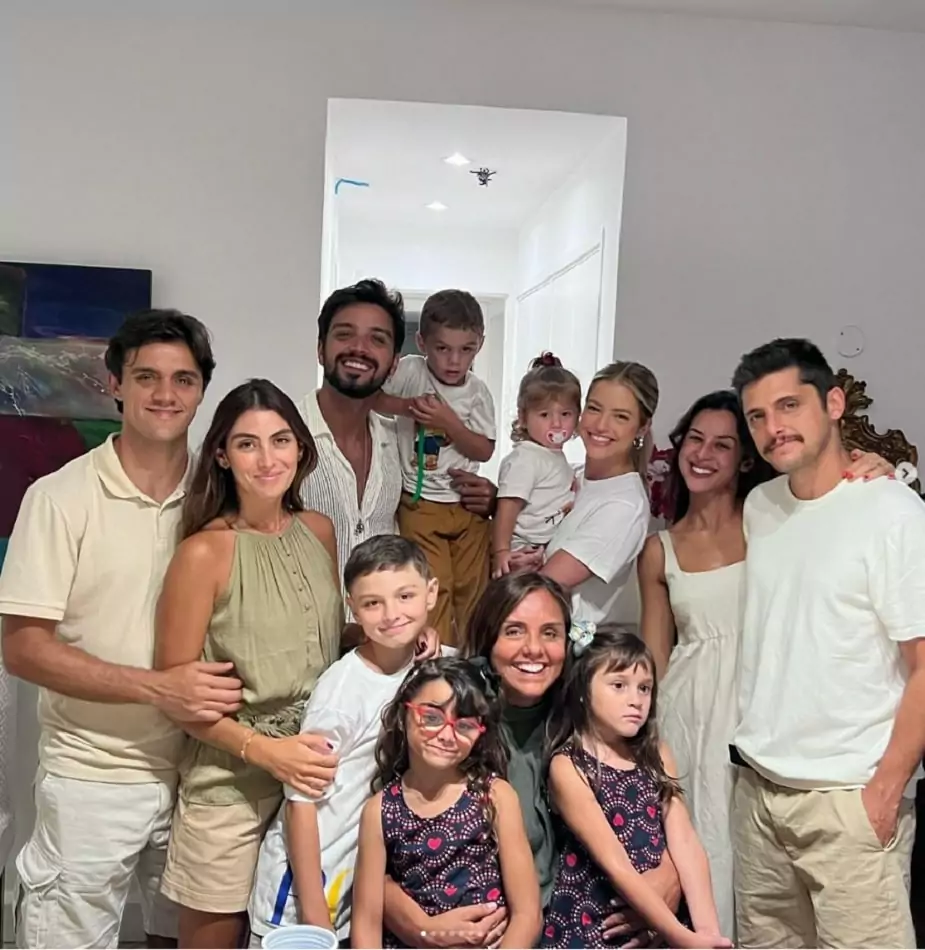Bruno Gissoni, Rodrigo e Felipe Simas com a família reunida em um lindo clique