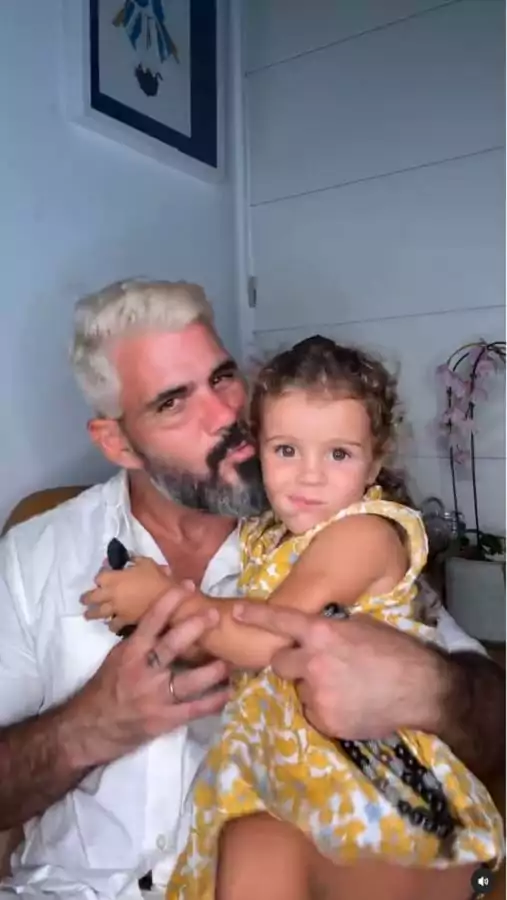 Juliano Cazarré com sua filha Maria Madalena, de 3 anos
