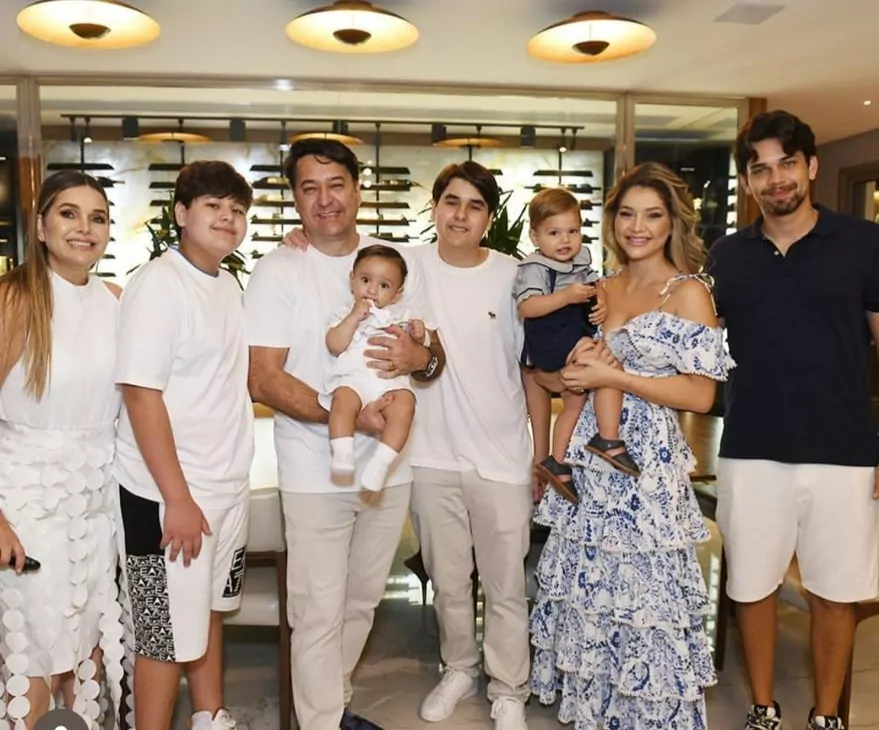 Viúva de Leandro posa com seus filhos, marido e neto
