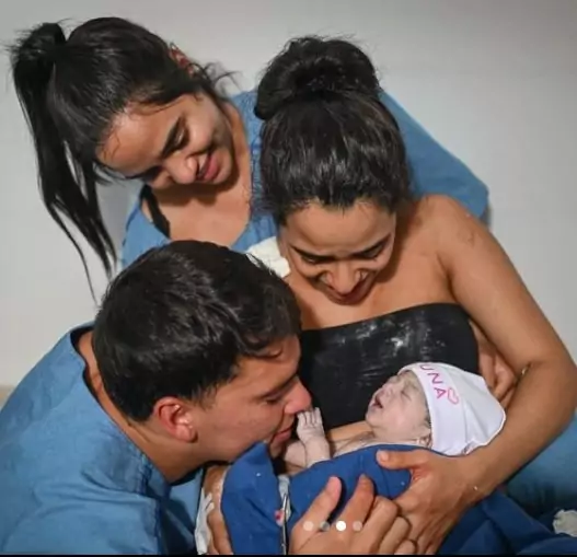 Mirella Santos acompanhada do marido e de sua irmã gêmea no parto da bebê