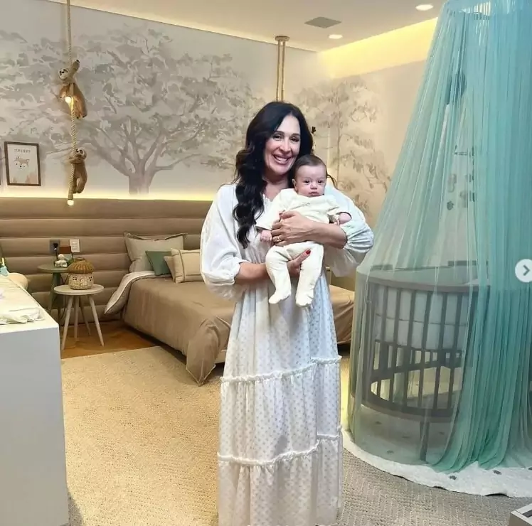 Claudia Raia junto com seu bebê no quarto dele