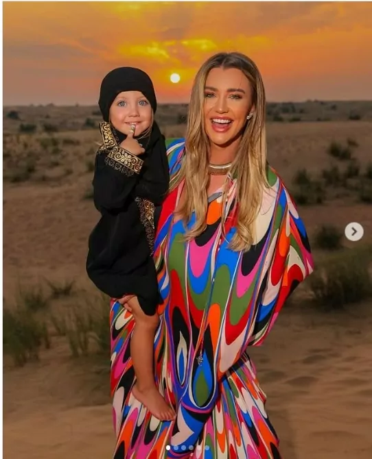 Esposa de Roberto Justus posa com sua filha usando véu mulçumano em Dubai e impressiona