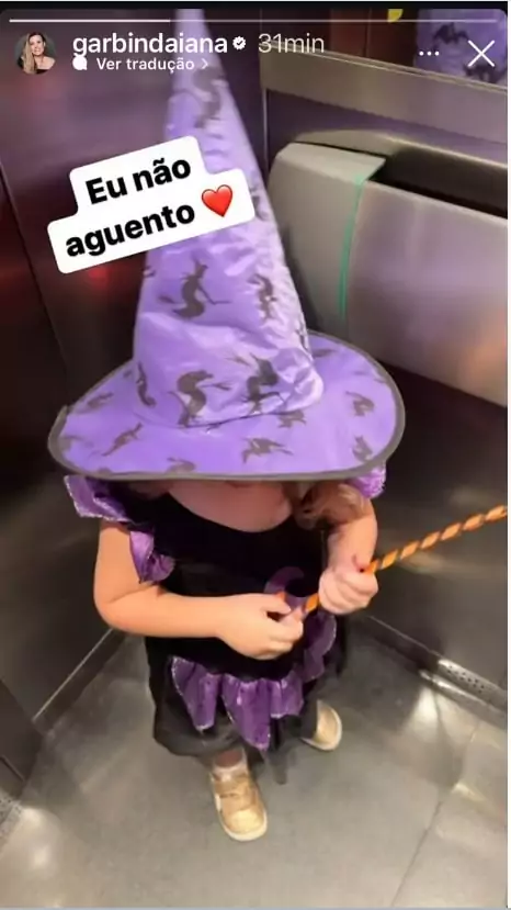 Filha de Tiago Leifert posa usando roupa de bruxinha e fofura chama a atenção