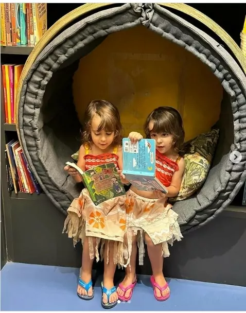 Filhas gêmeas de Joaquim Lopes posam em livraria e impressionam 