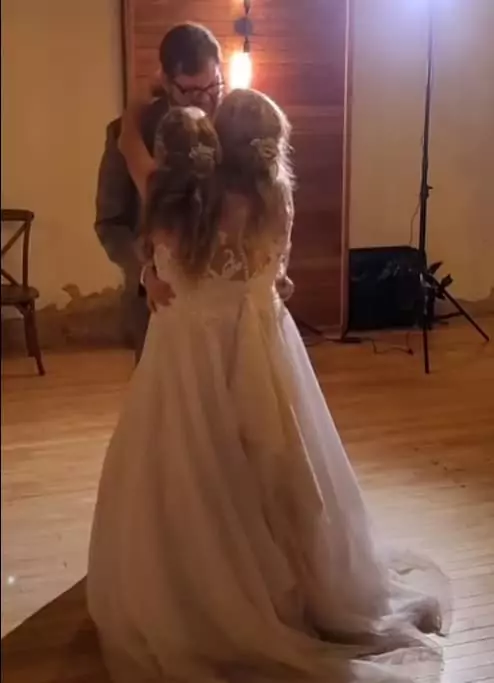 As gêmeas dançando no casamento de uma delas