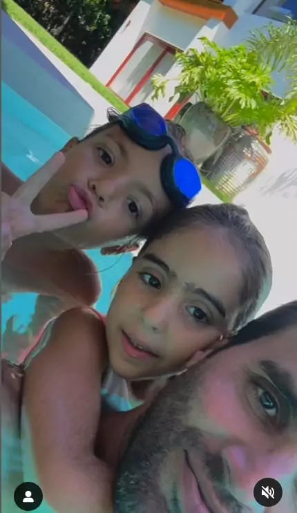 Gêmeas de Ivete Sangalo na casa de praia da família