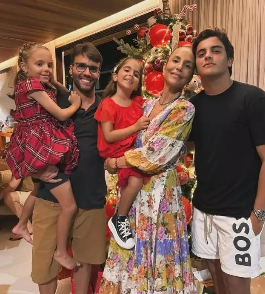 Ivete Sangalo e Daniel Cady juntos com os filhos