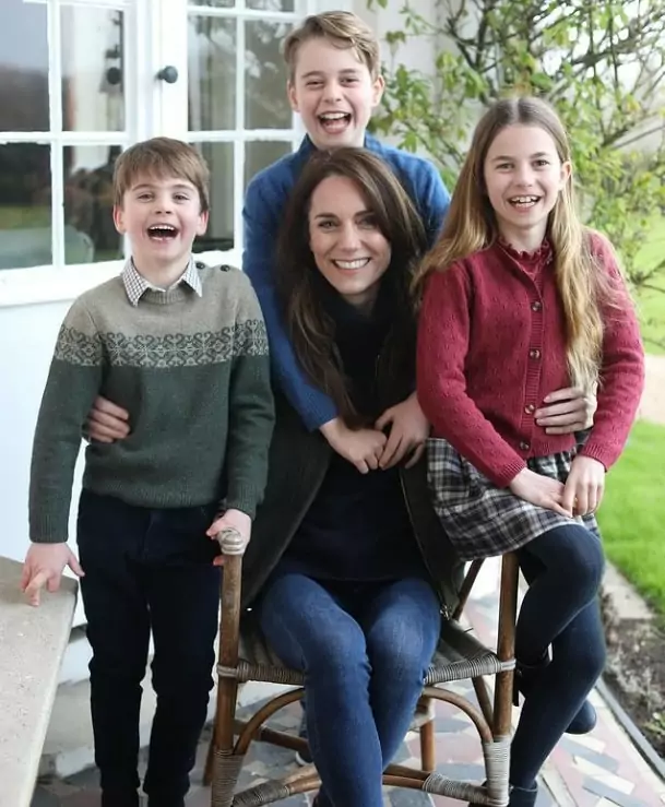 Kate Middleton com os filhos em foto que teve alteração