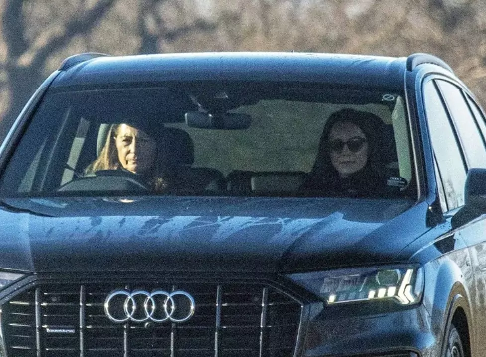 Kate Middleton ao lado de sua mãe na primeira aparição