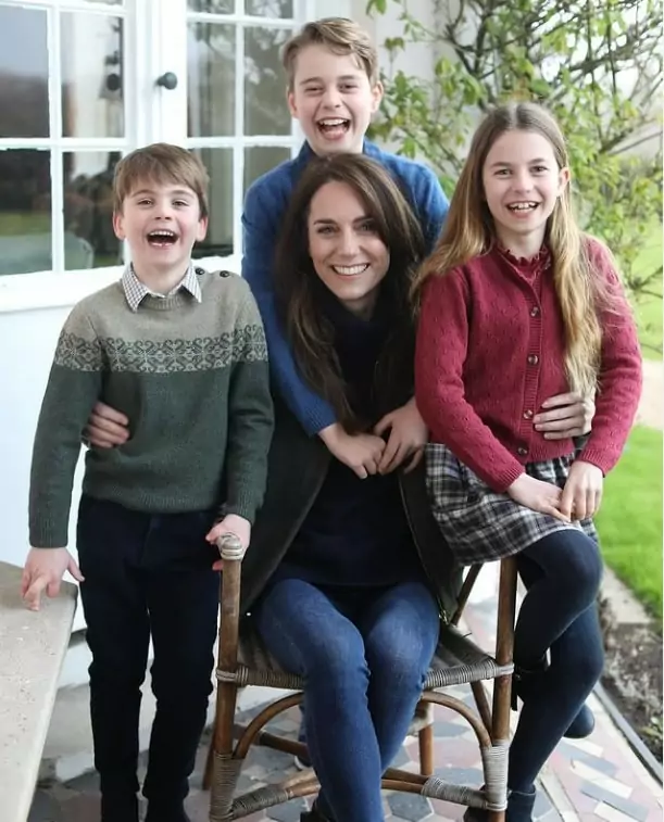 Princesa Kate Middleton rreapareceu com seus filhos