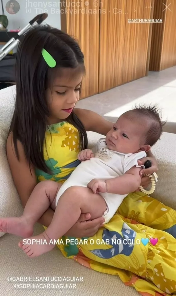 Filha de Maíra Cardi posa com o bebê de Arthur Aguiar