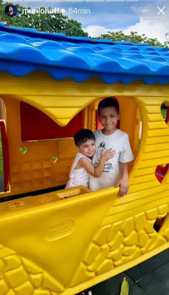 Léo, filho de Marília e Murilo Huff, com um amigo na casinha de brincar