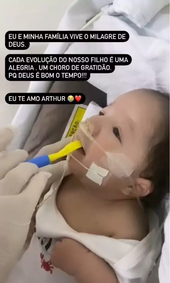 Arthur, bebê de Ingra e Zé Vaqueiro, comendo sem a sonda