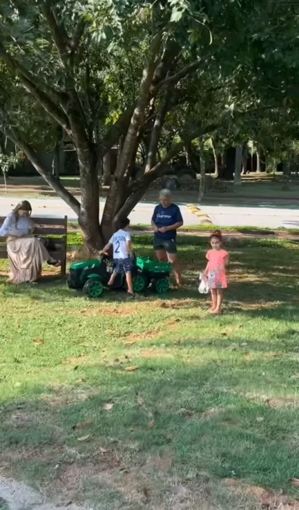 Zilu exibe seus netos brincando ao ar livre
