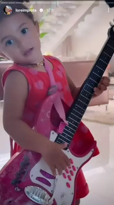 Filha de Lorena Improta e Léo Santana mostra desenvoltura ao tocar guitarra e impressiona 