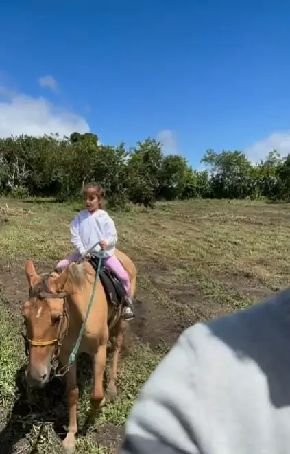 Filha de Ivete Sangalo durante passeio a cavalo