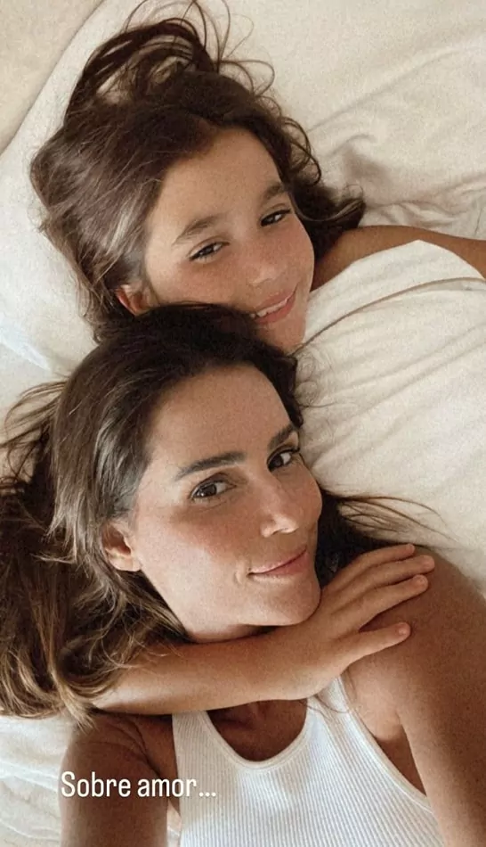 A atriz Deborah Secco posa com a filha pela 1ª vez, após a separação 