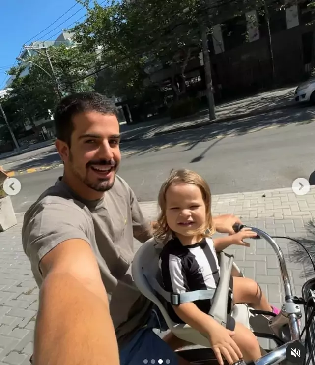 Enzo Celulari na bicicleta com a irmã