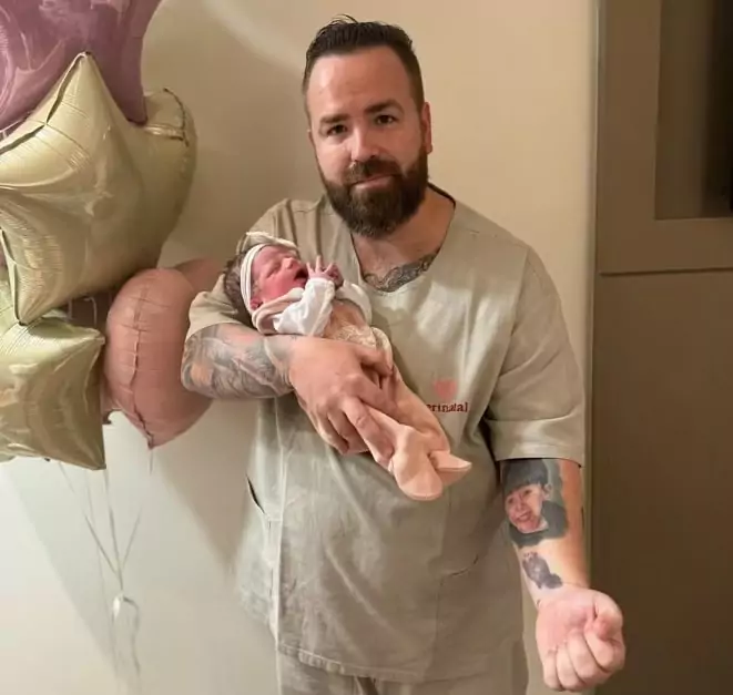 Pai de Henry Borel junto com sua bebê recém-nascida