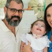 Juliano Cazarré e a esposa mostraram a filha andando