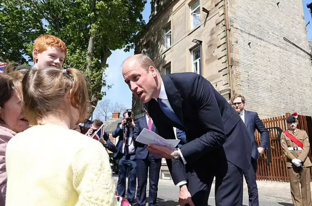 Menina fez cartão a Kate Middleton e deu para príncipe William