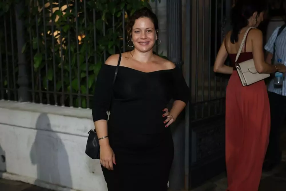 Leandra Leal gravidíssima no aniversário de Paolla Oliveira