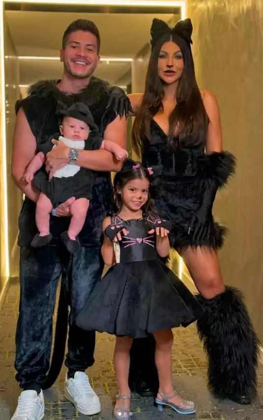 Filha de Maíra Cardi posa em festa com o pai, a madrasta e seu irmão bebê
