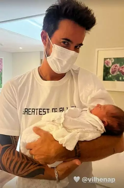 Paulinho Vilhena posa com bebê de Fernanda Paes Leme