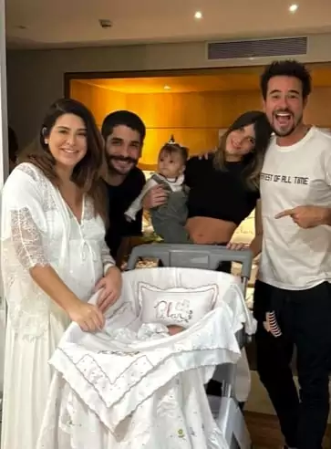 Paulinho Vilhena mostra visita à maternidade para ver Fepa