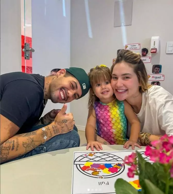 Zé Felipe e Virgínia Fonseca com sua filha em atividade da escola