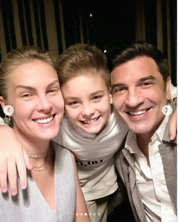 Ana Hickmann junto com seu filho e Edu Guedes