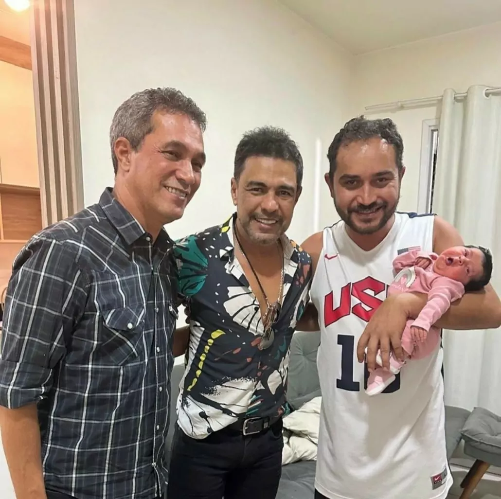 Zezé Di Camargo junto com a filha e a neta de Luciano