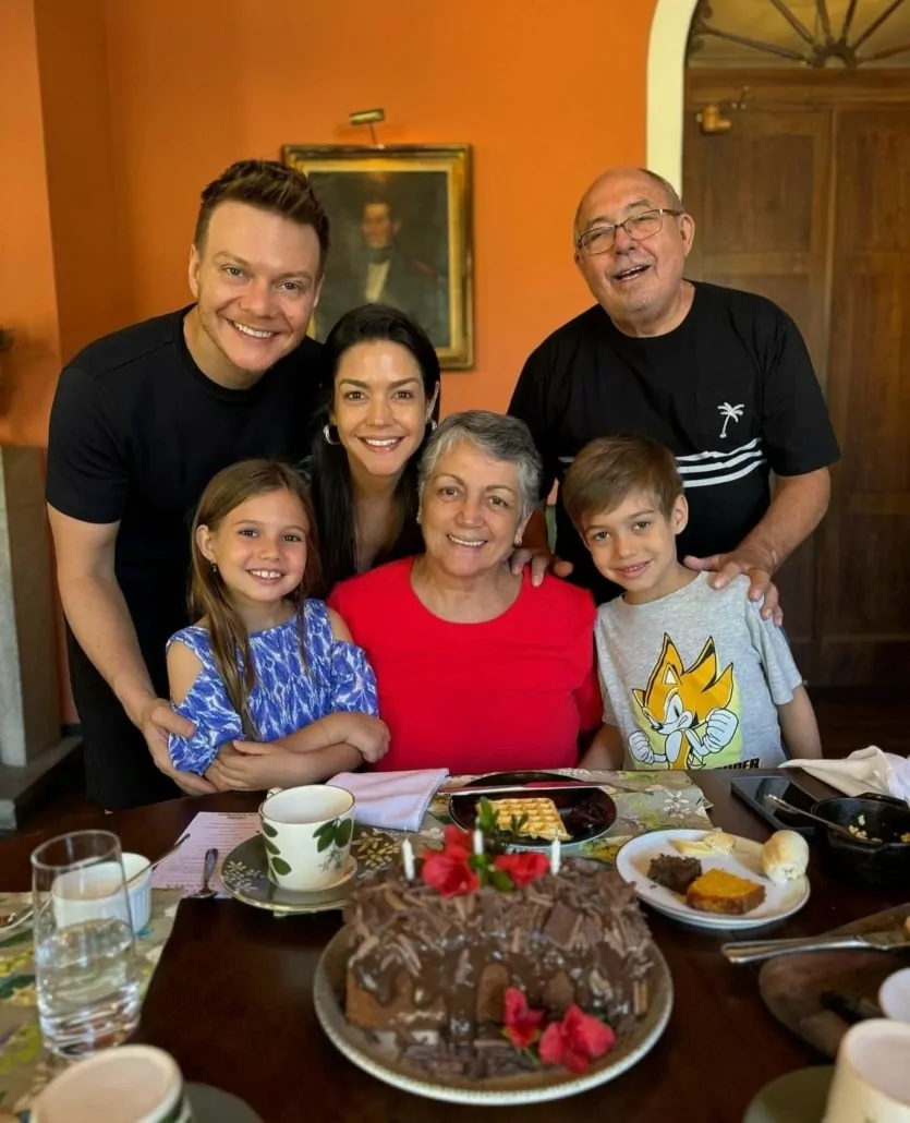 Michel Teló, Thaís Fersoza e os filhos curtem festa de família