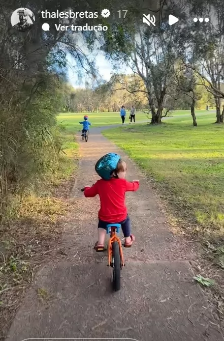 Paolo Gustavo's children riding a bike