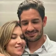 Alexandre Pato mostrou seu bebê com Rebeca Abravanel e refletiu