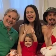 Filha de Edson Celulari mostra a irmã bebê em Nova York