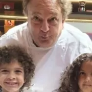 Erick Jacquin surgiu com os filhos gêmeos no salão de beleza