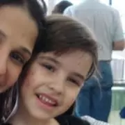 Mãe de Isabella Nardoni exibiu sua caçula e a primogênita com roupas parecidas