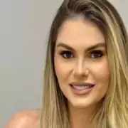 Bárbara Evans exibe seus filhos gêmeos com as babás em passeio de barco e luxo