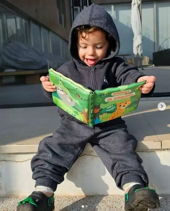 Filho caçula de Claudia Raia surge lendo livro e impressiona 