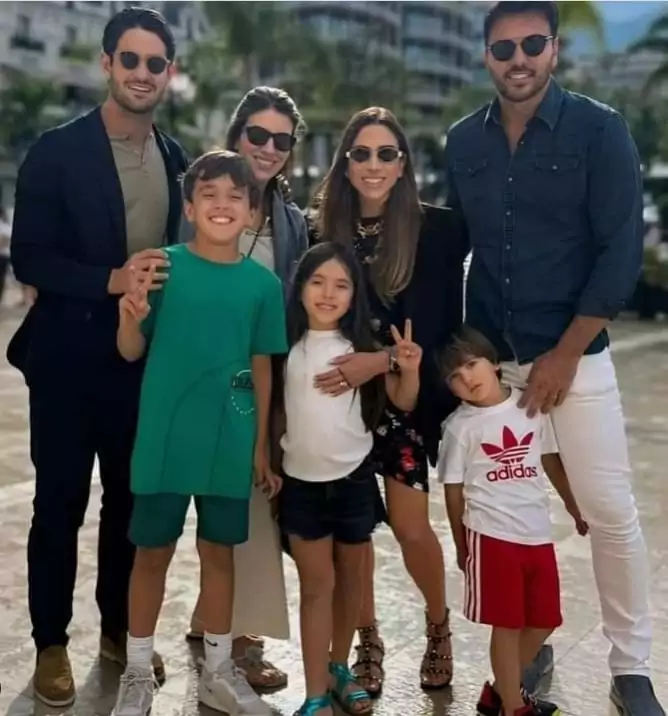 Patrícia Abravanel junto com os seus três filhos