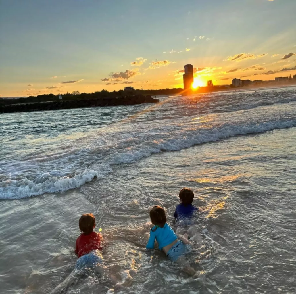 Thales shows Paulo Gustavo's children playing with their cousin on the beach in Australia