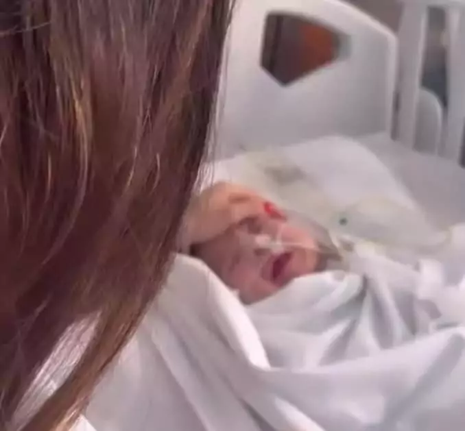 Ingra Soares com seu bebê com Zé Vaqueiro, o bebê Arthur