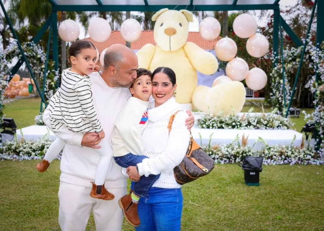 Camilla Camargo com o marido e filhos no casamento de seu pai