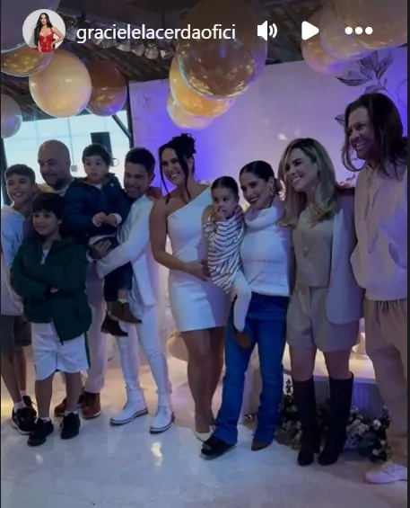 Camilla Camargo com os filhos no casamento de seu pai